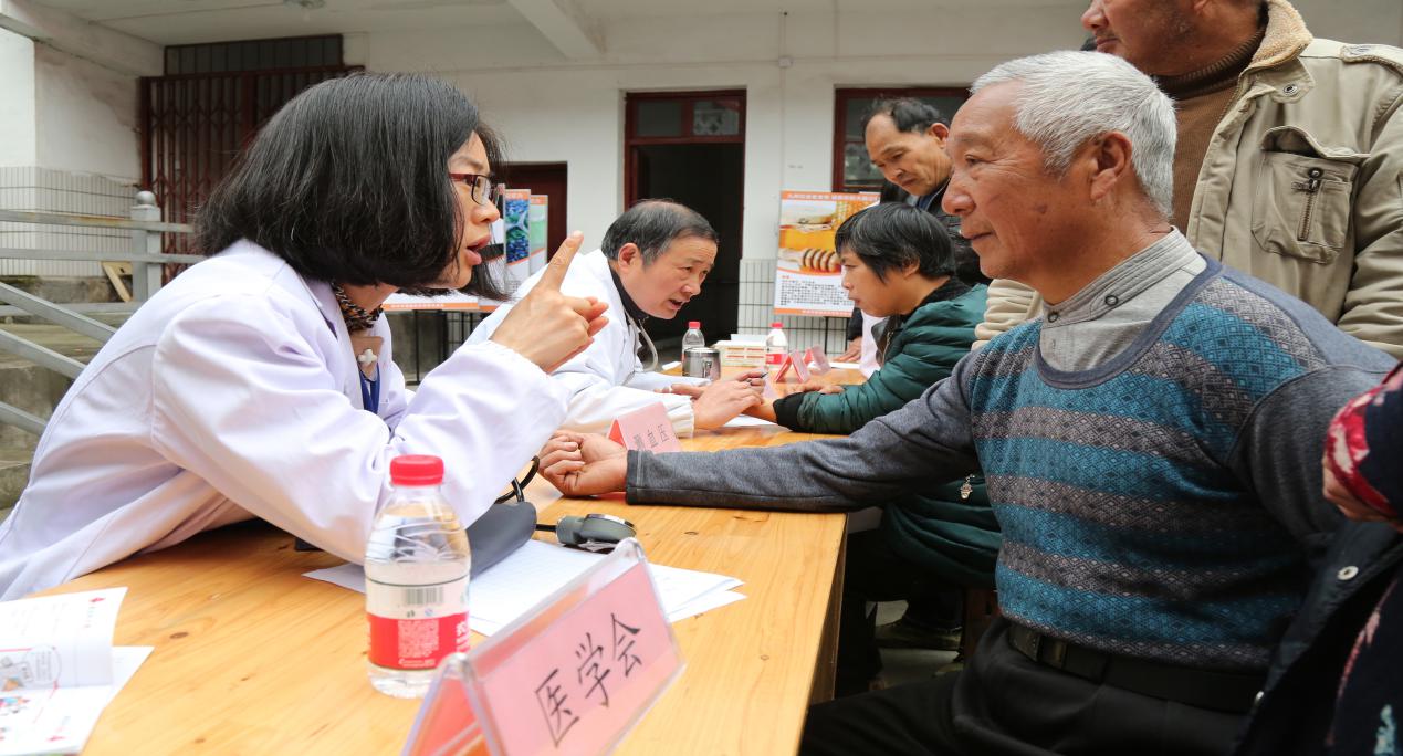 美彩国际赴常绿镇开展送科普科技下乡运动