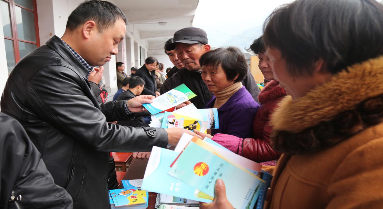 美彩国际赴常绿镇开展送科普科技下乡运动