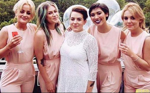 断联12年、18岁改名，影星父亲与女儿恩断义绝的背后……