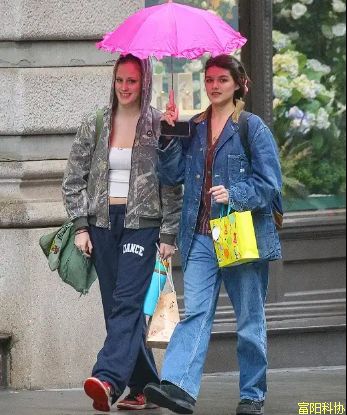 断联12年、18岁改名，影星父亲与女儿恩断义绝的背后……