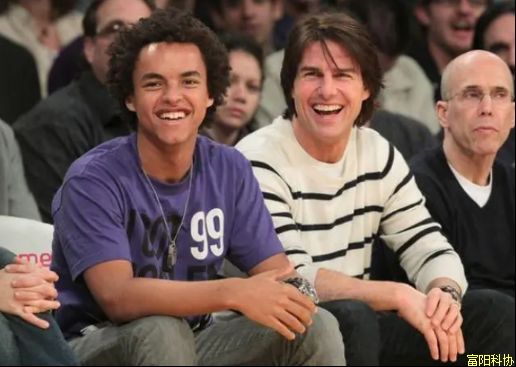 断联12年、18岁改名，影星父亲与女儿恩断义绝的背后……