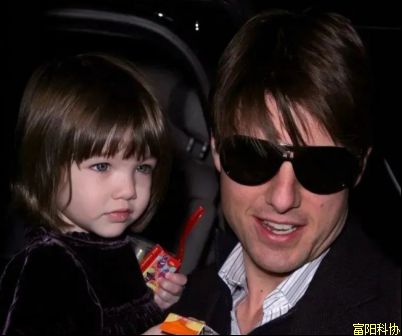 断联12年、18岁改名，影星父亲与女儿恩断义绝的背后……